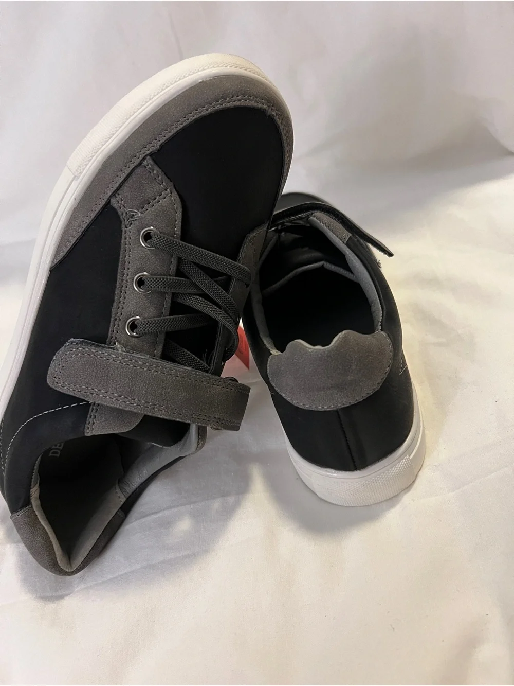 Boy’s Black and Gray Casual Elastic No-Tie Sneakers Size 4